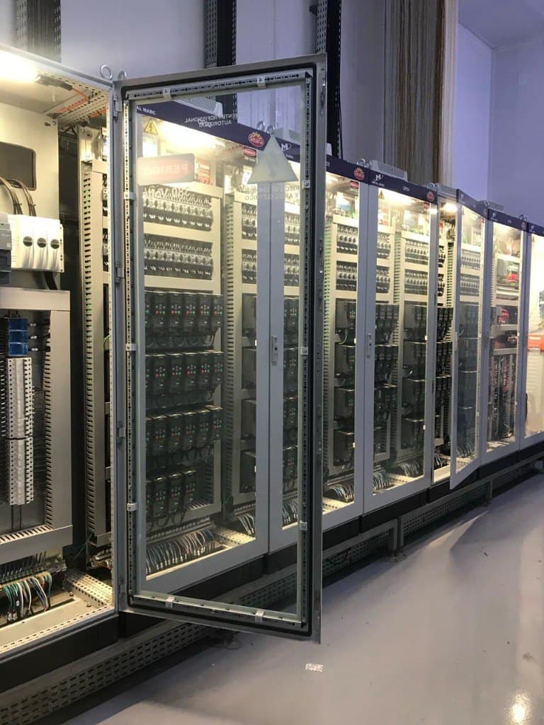 Montagem de painéis elétricos industriais